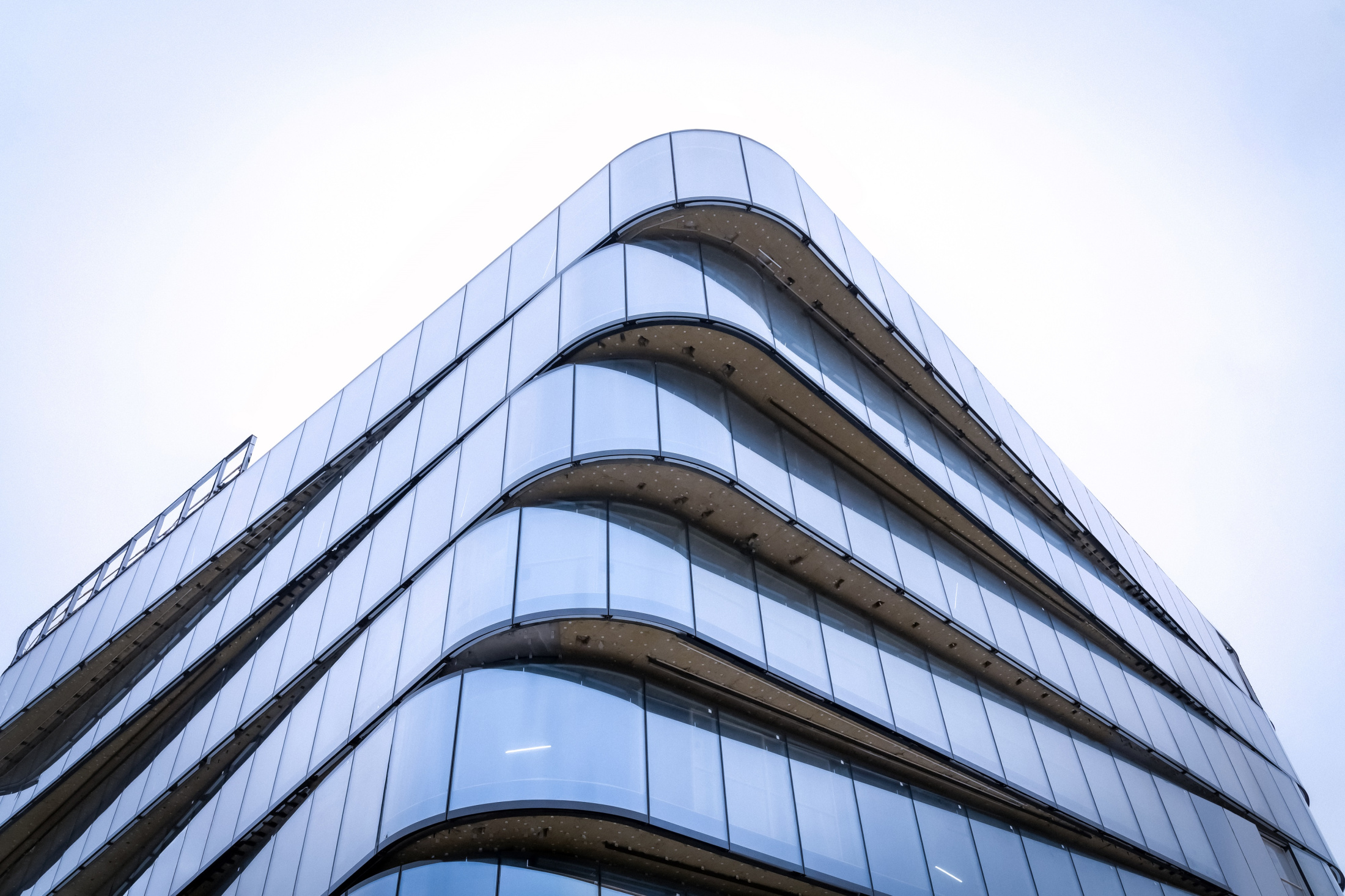 В «танцующем» клиентском деловом центре Twist установили «серебряные» окна